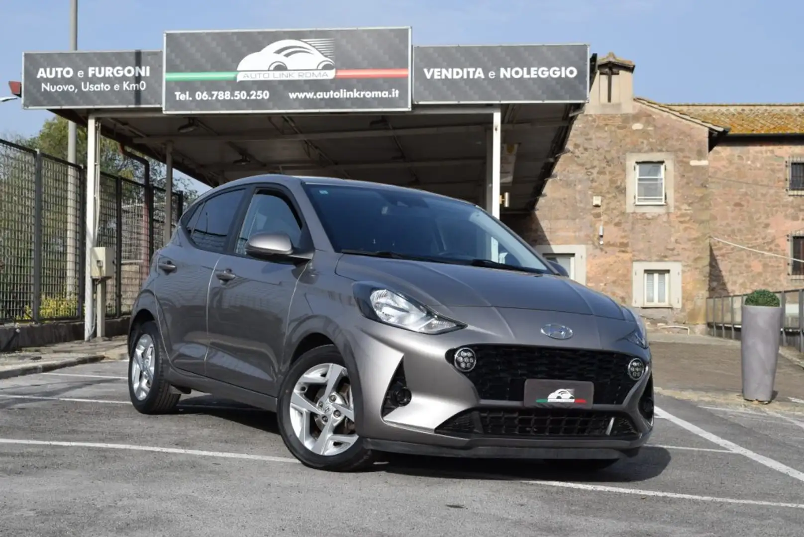 Hyundai i10 1.0 MPI Tech Hatchback 5pt Connect & Comfort Pack Grau - 1