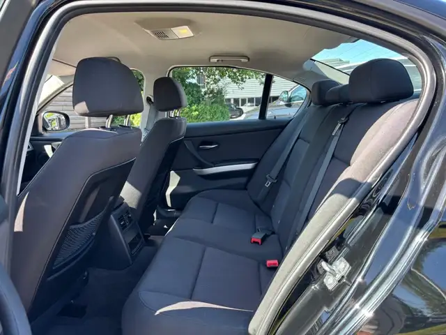 BMW 3 Series view 17