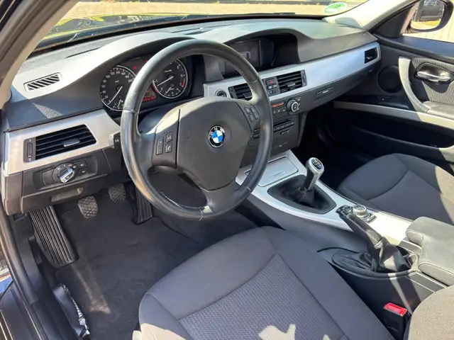 BMW 3 Series view 15
