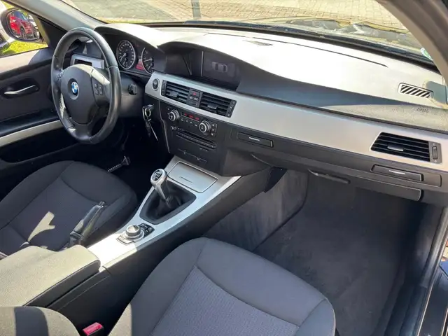 BMW 3 Series view 10