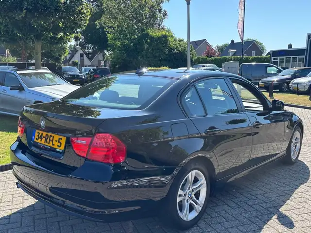 BMW 3 Series view 5