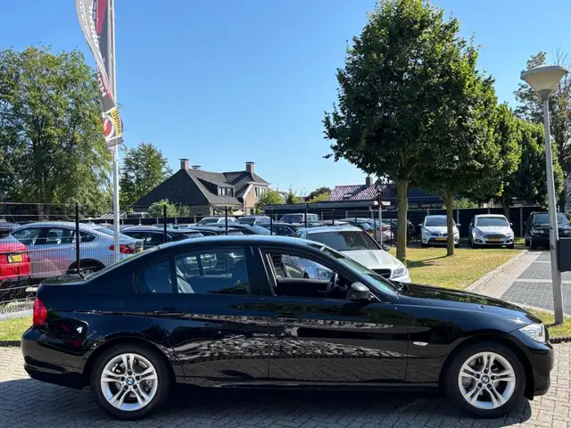 BMW 3 Series view 4