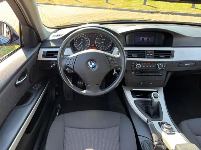 BMW 3 Series view 9