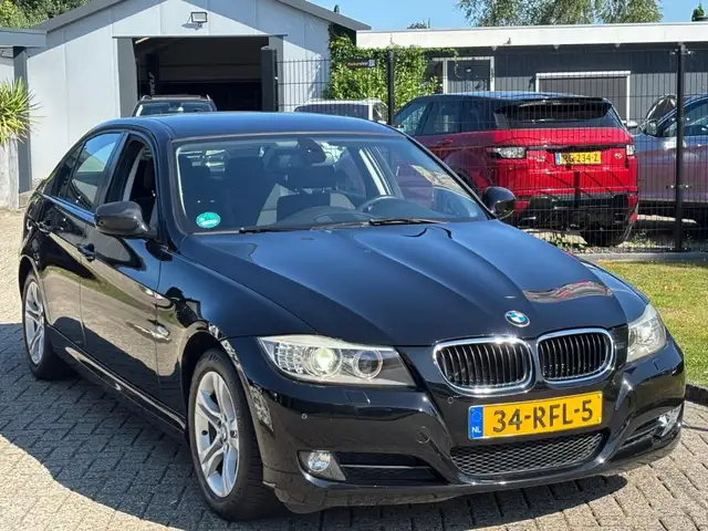 BMW 3 Series view 3
