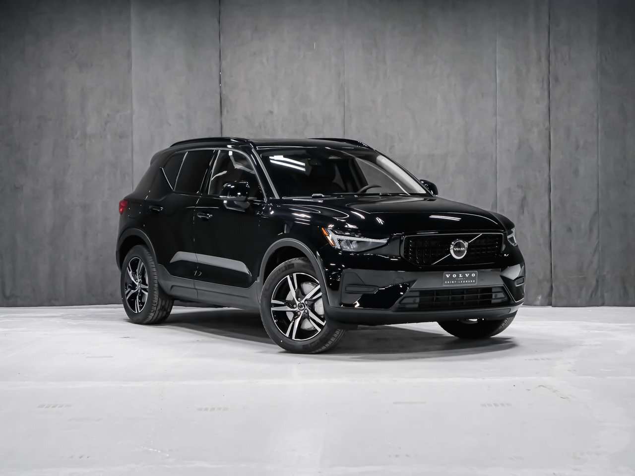 2026 Volvo XC40 Core (Dark Theme) alt 2