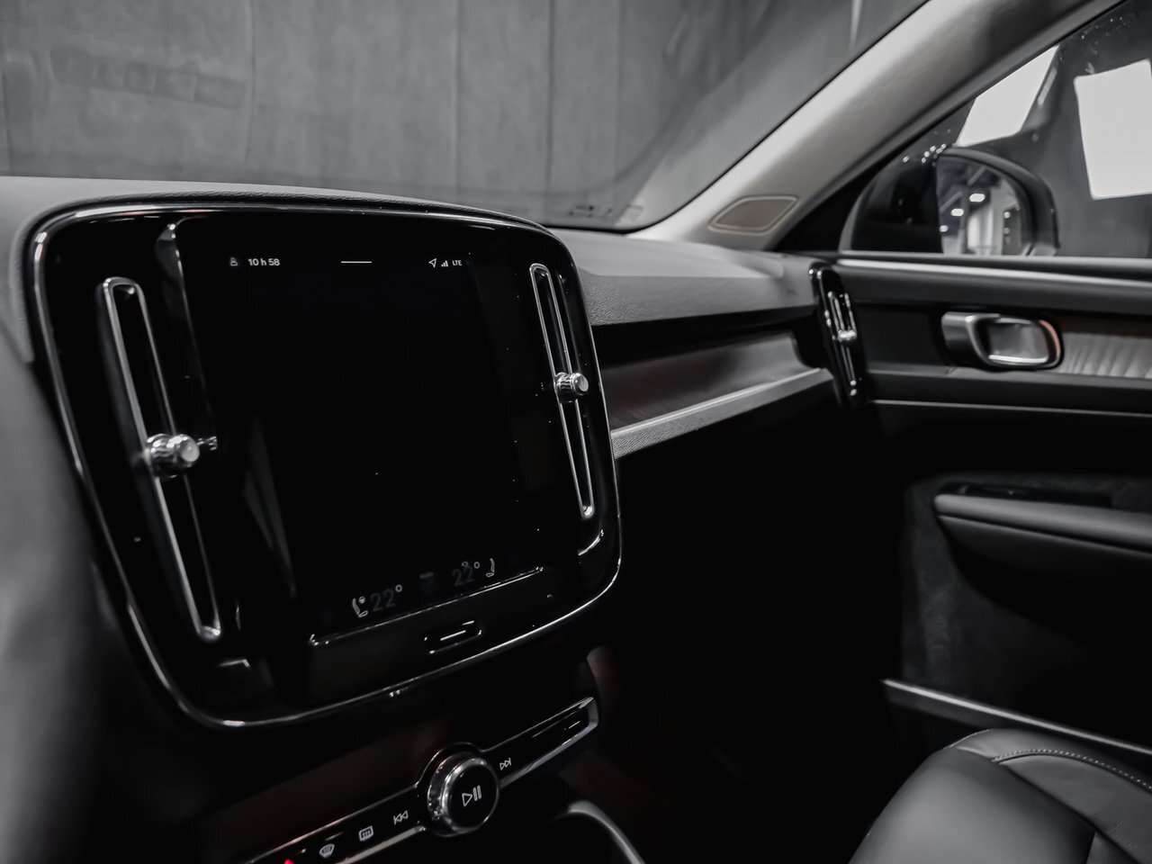 2026 Volvo XC40 Core (Dark Theme) thumb 10
