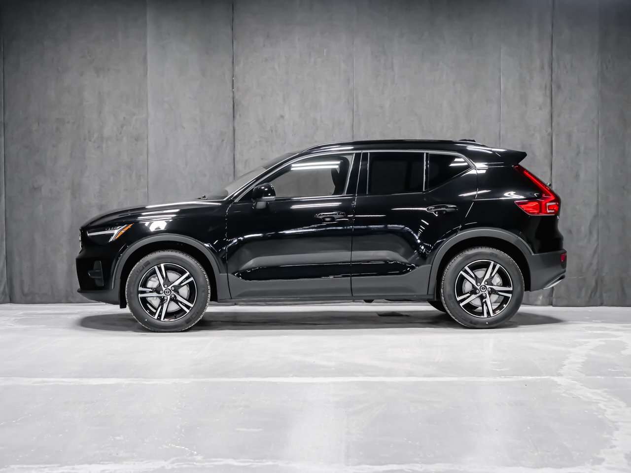 2026 Volvo XC40 Core (Dark Theme) alt 3