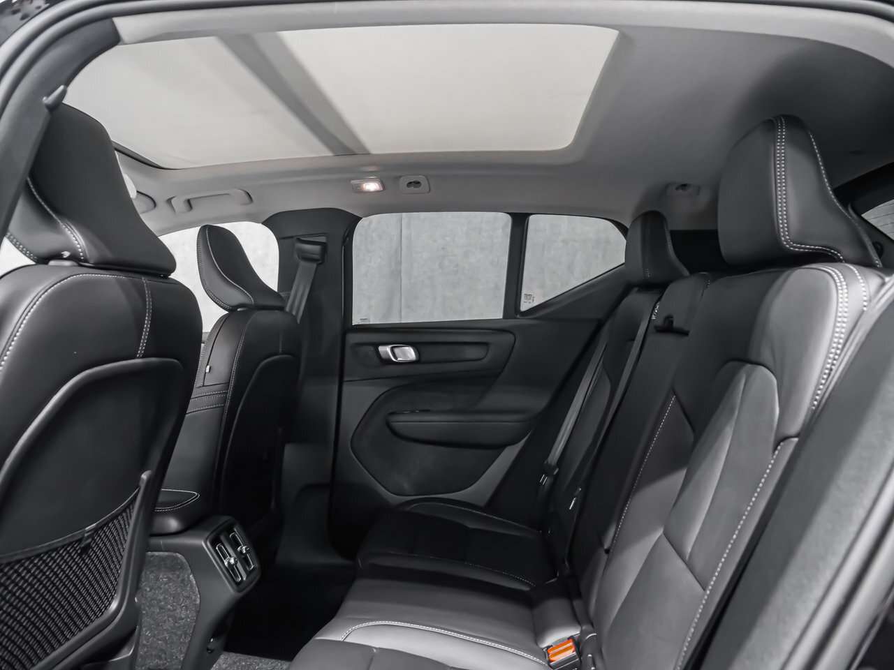 2026 Volvo XC40 Core (Dark Theme) thumb 12
