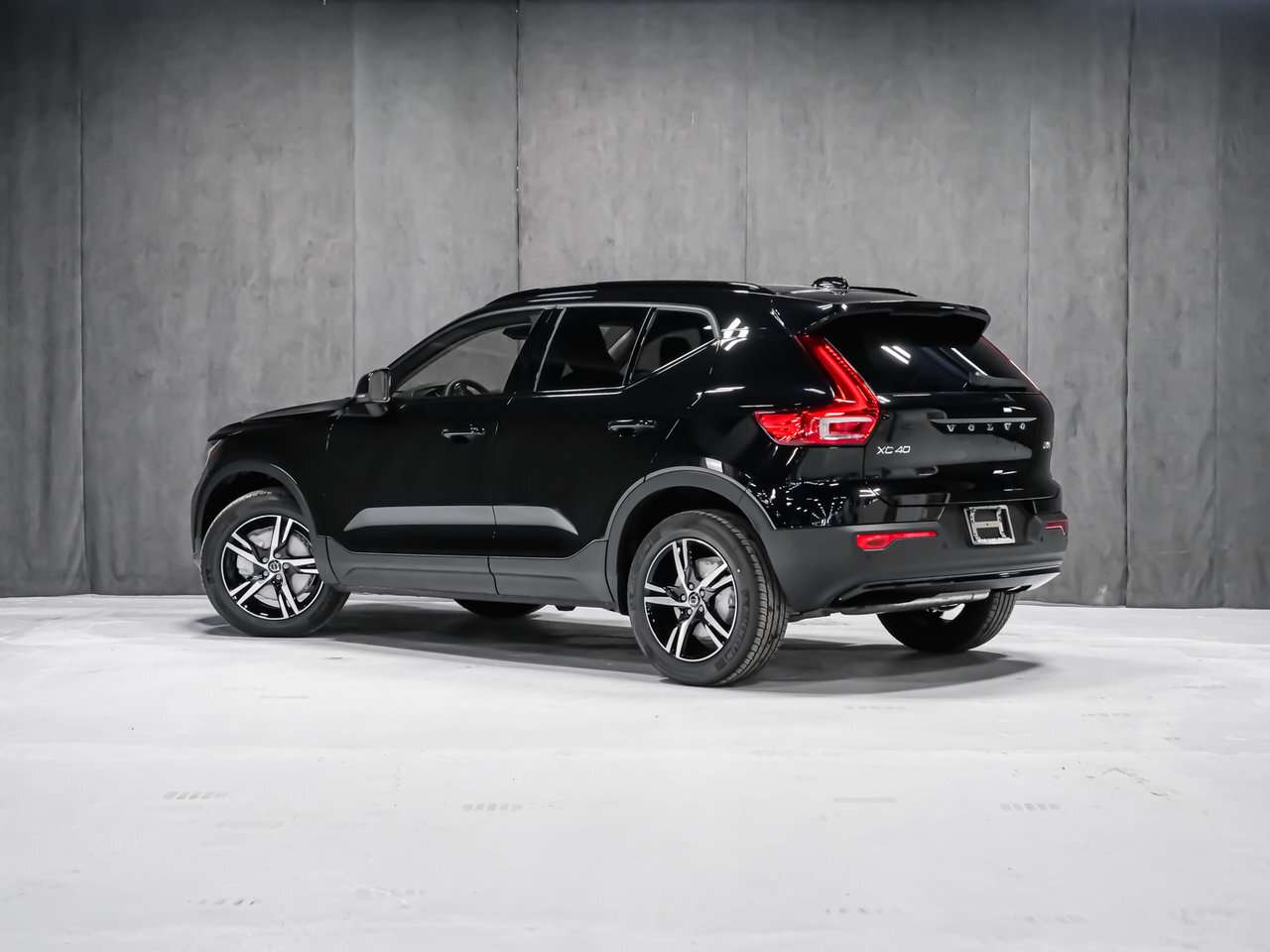 2026 Volvo XC40 Core (Dark Theme) alt 4