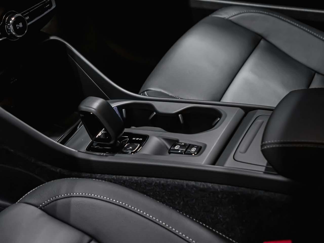 2026 Volvo XC40 Core (Dark Theme) thumb 7