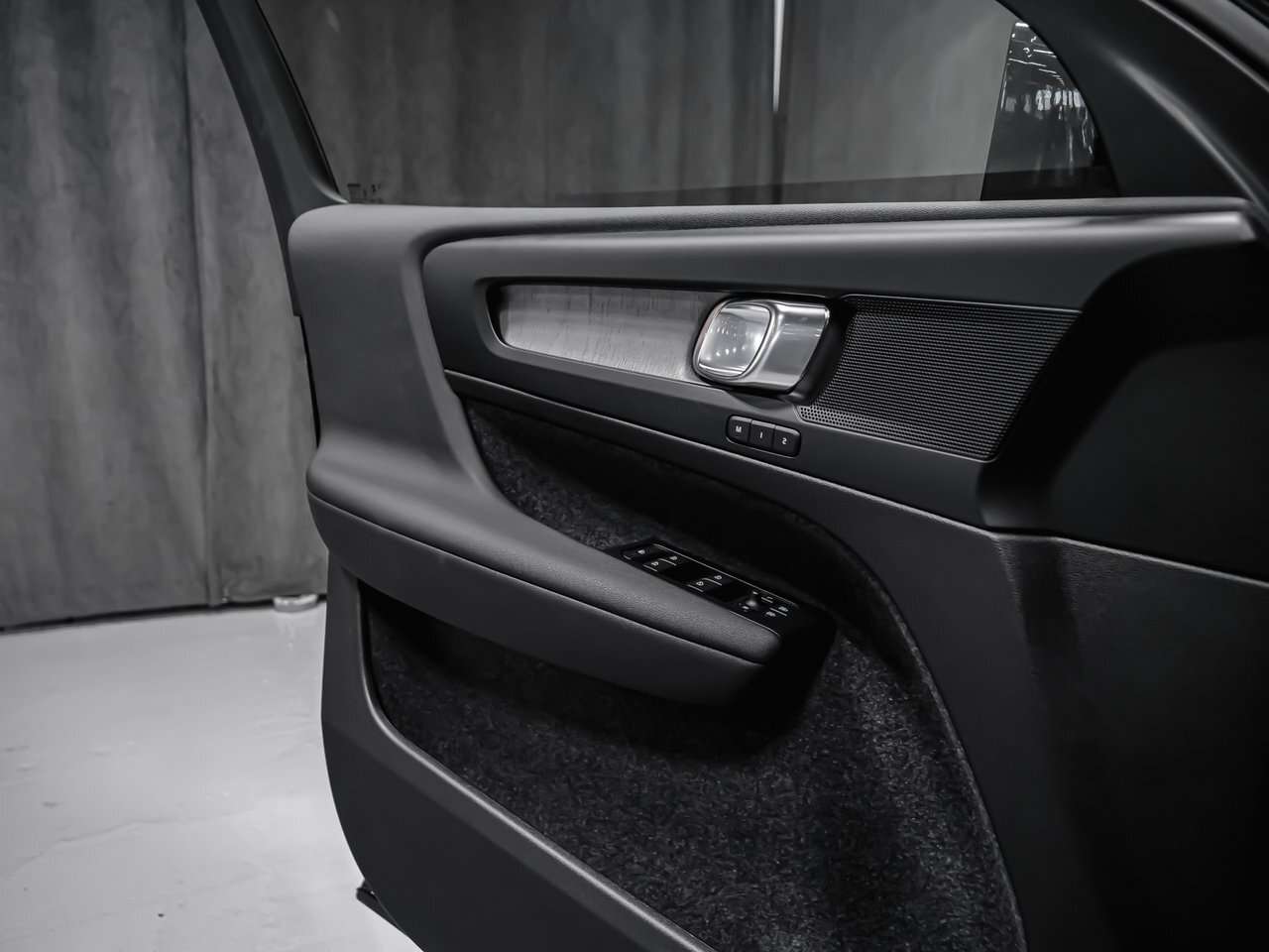 2026 Volvo XC40 Core (Dark Theme) thumb 9