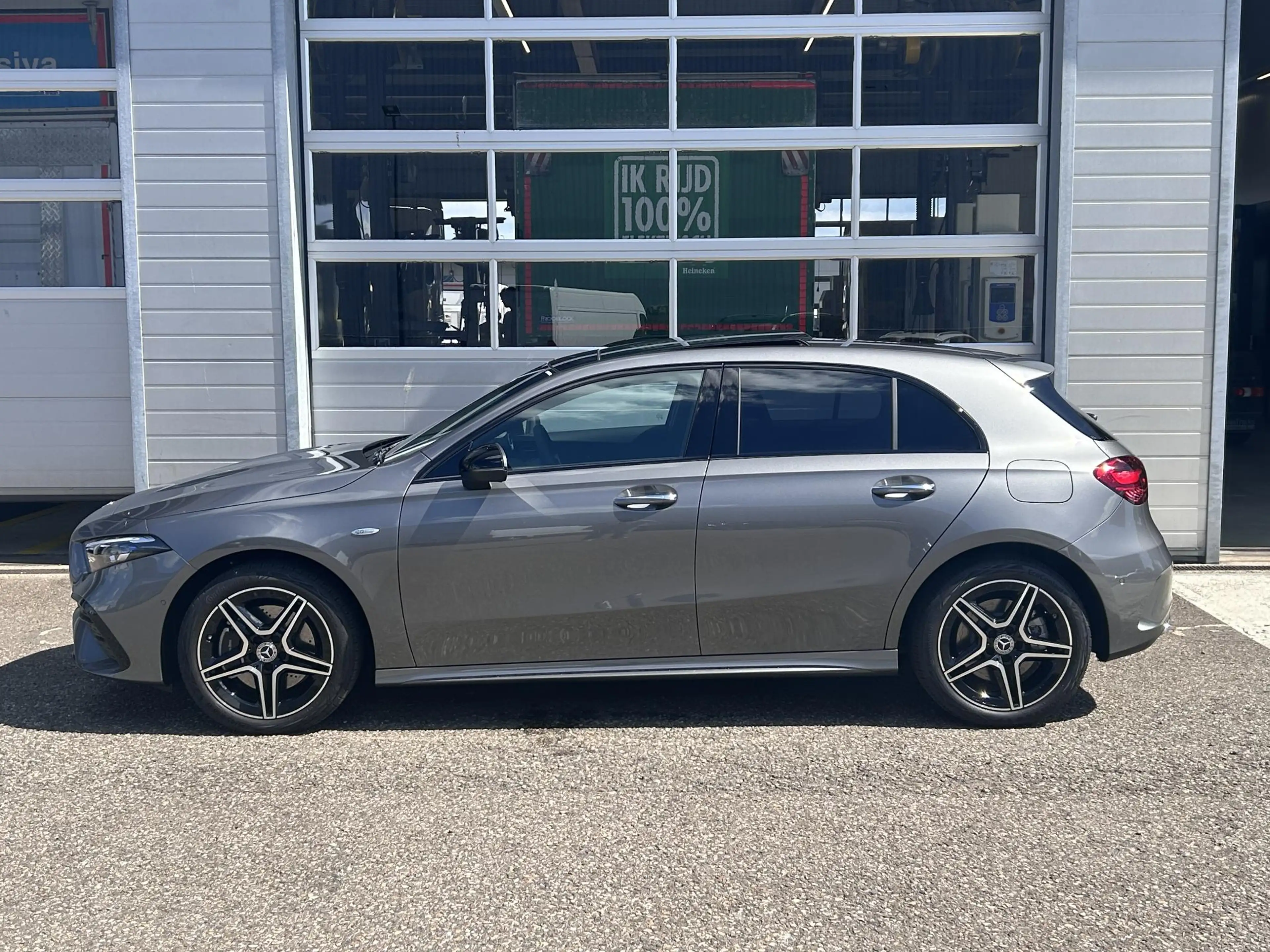 Mercedes-Benz A 250 e Business Solution AMG | Panorama - Schuifdak | M — photo 3