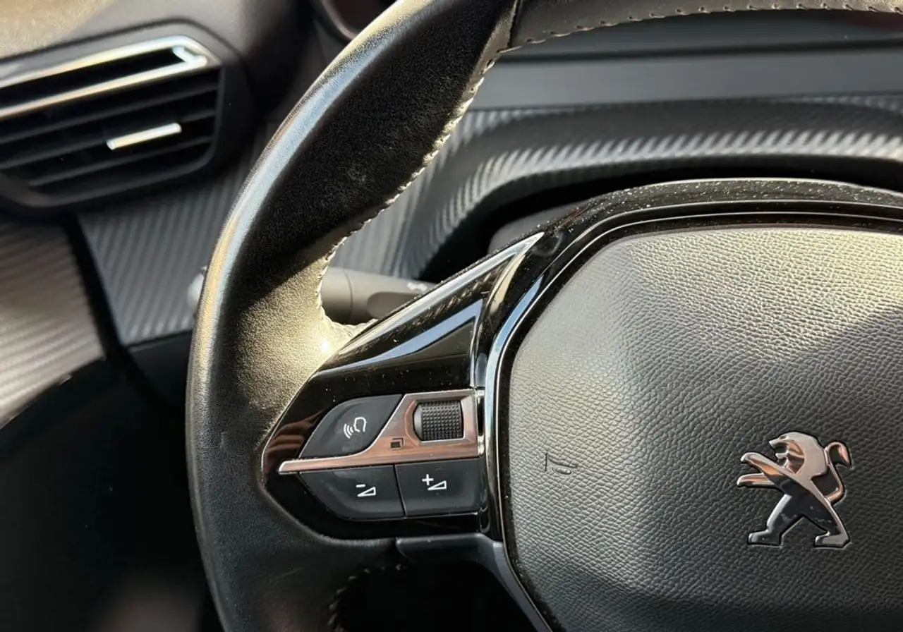 Peugeot 208 208 — photo 17