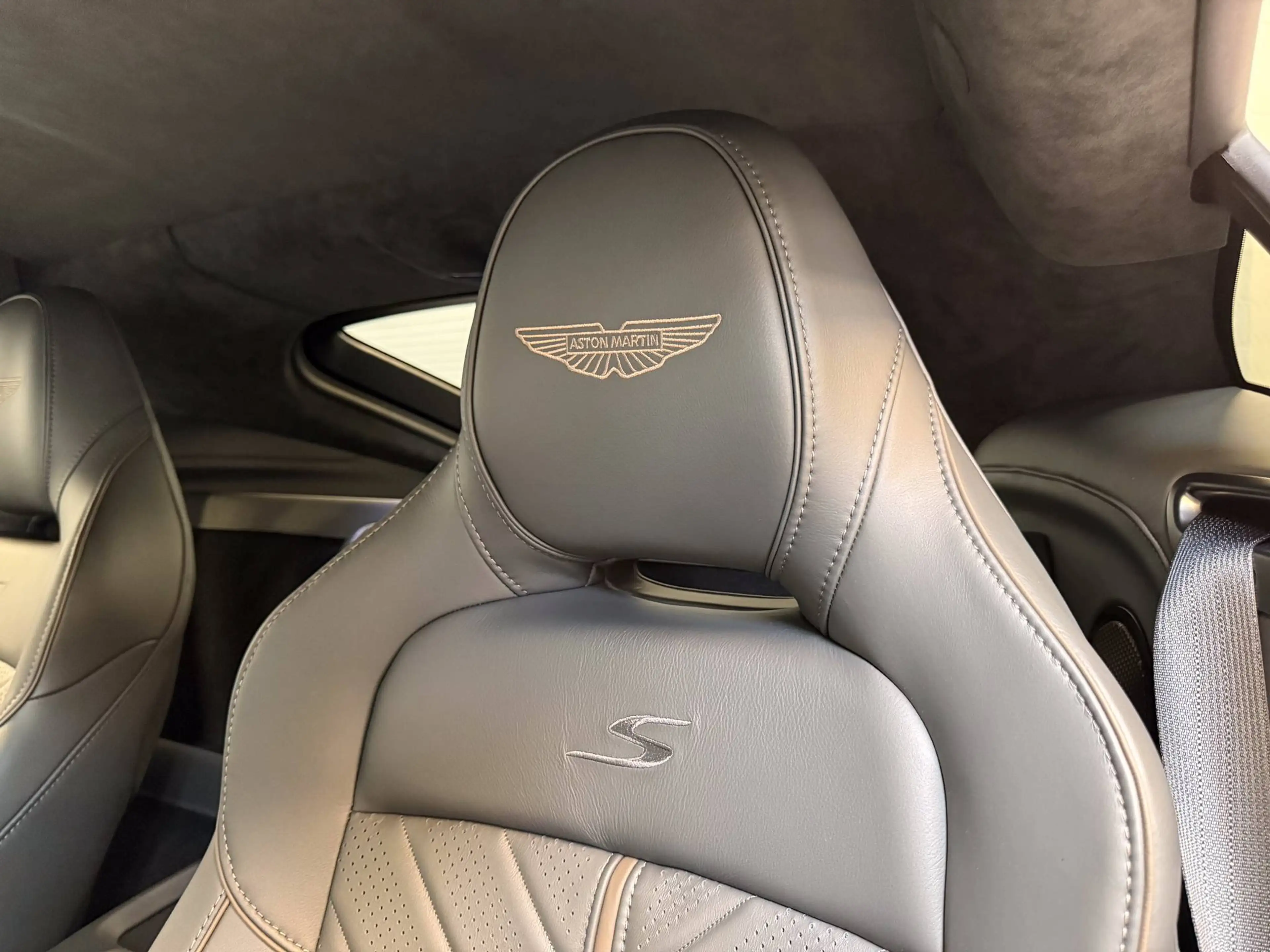 Aston Martin Vantage S Coupe | Exclusive Q Bronze Pack — photo 11