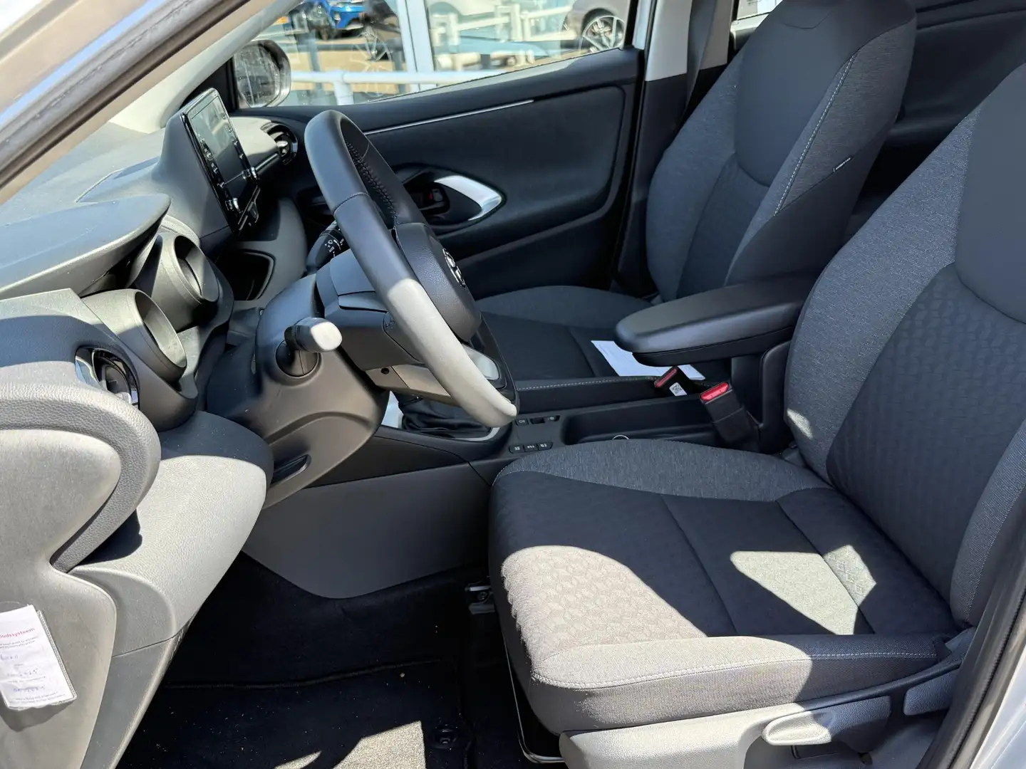 Toyota Yaris 1.5 Hybrid Dynamic Nl auto, zeer unieke km stand! Grijs - 2