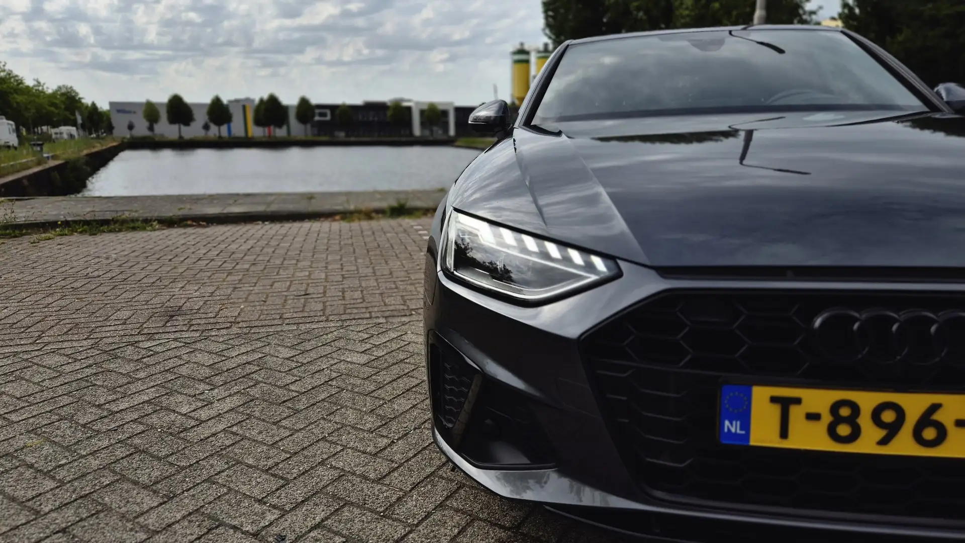 Audi A4 40 TFSI 3x s-line VOL Pano B&O 360° Keyless Grijs - 2