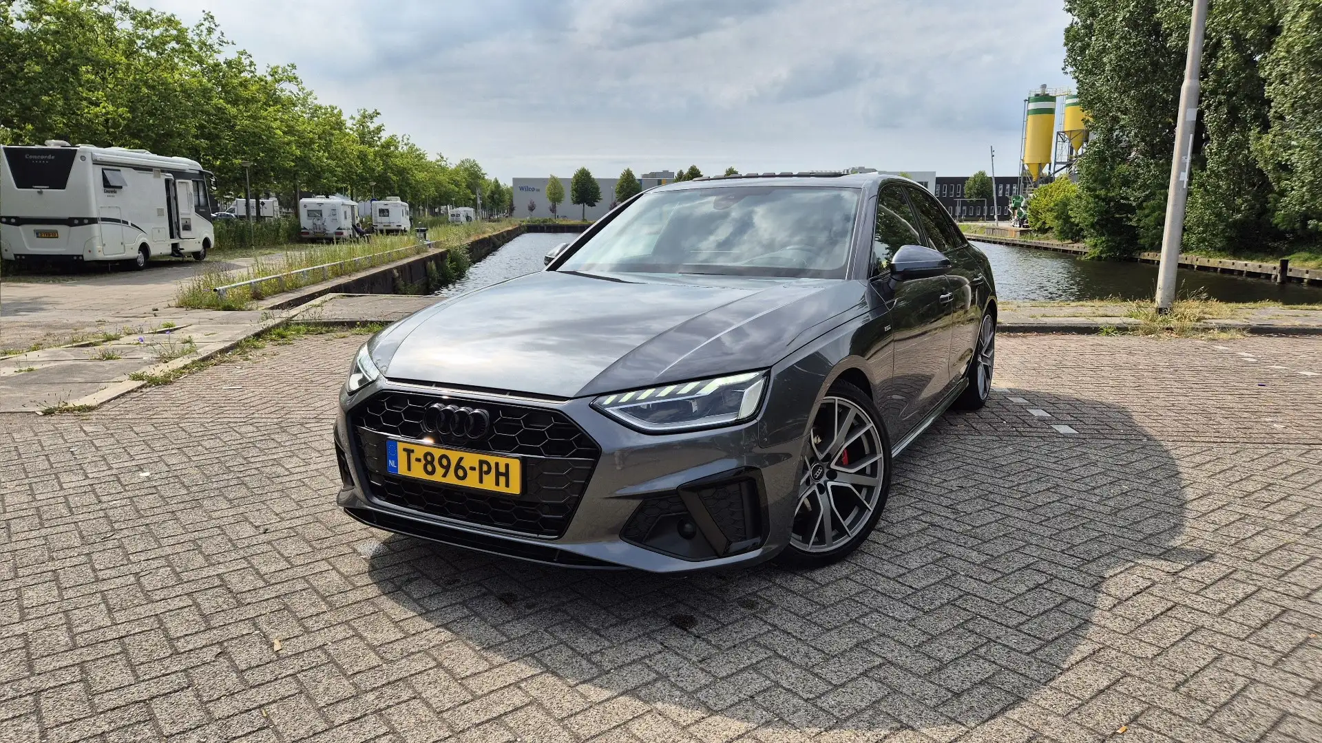 Audi A4 40 TFSI 3x s-line VOL Pano B&O 360° Keyless Grijs - 1