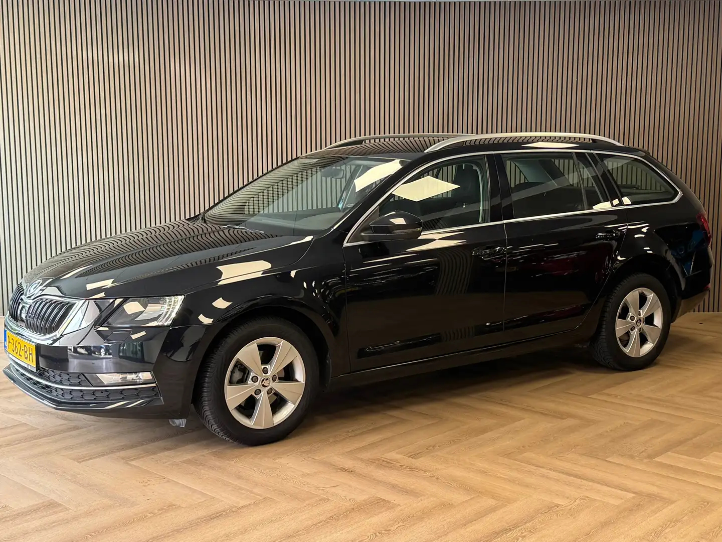 Skoda Octavia Combi 1.0 TSI Greentech Ambition Business AUTOMAAT Zwart - 1