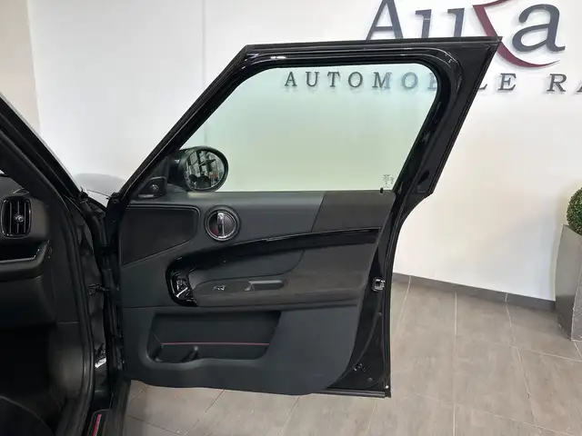 Mini Hatch view 7