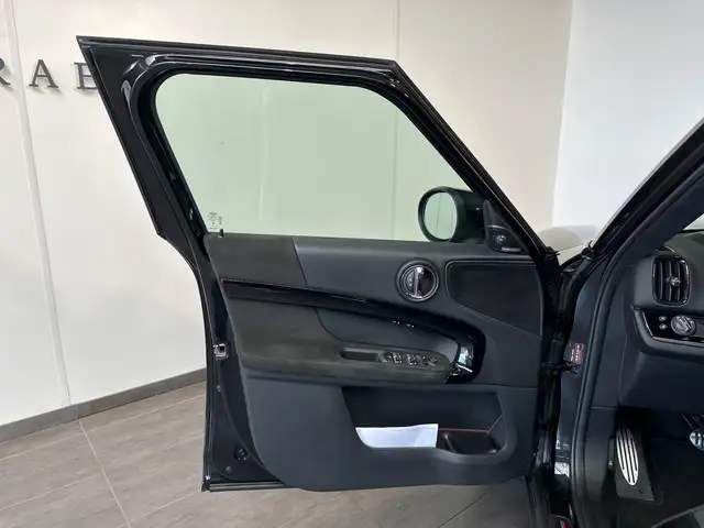 Mini Hatch view 6