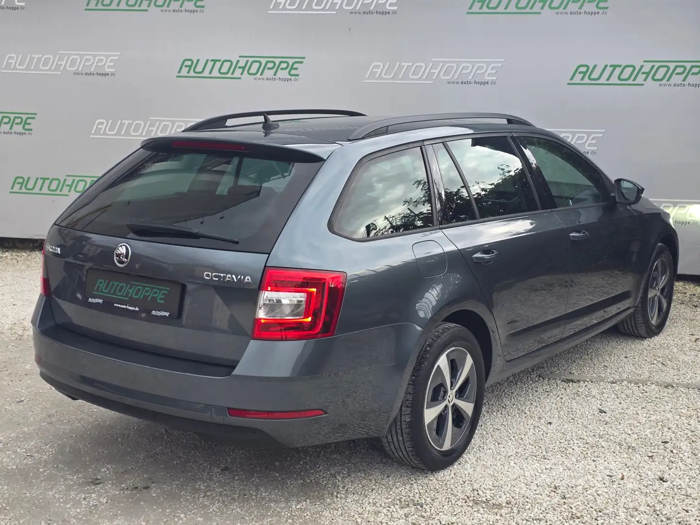 Skoda Octavia Combi, DSG, 180 PS, Navi, LED, AHK, Kamera, 2xPDC Grau - 2