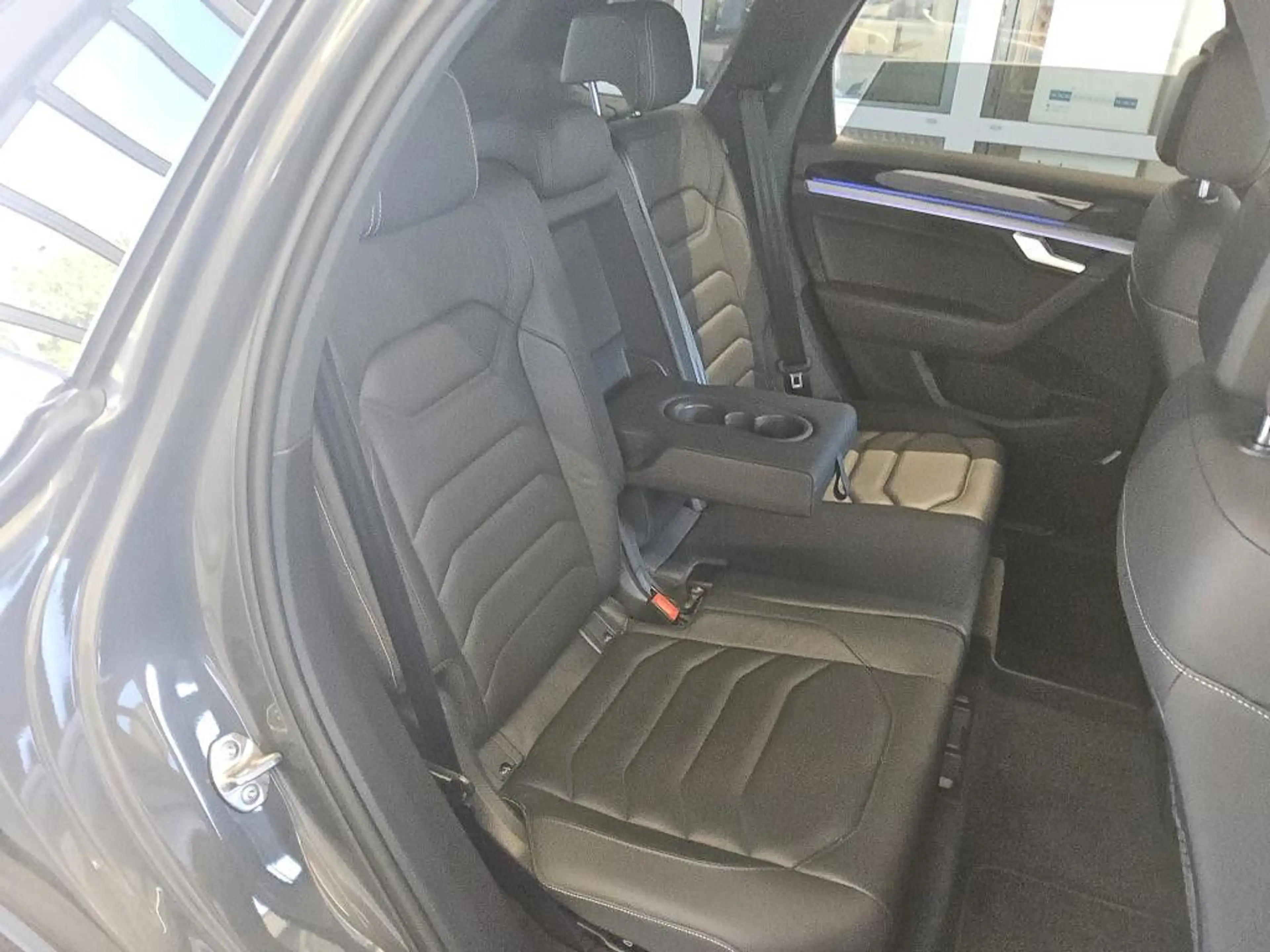 Volkswagen Touareg 3.0 V6 TSI Elegance eHybrid — photo 6
