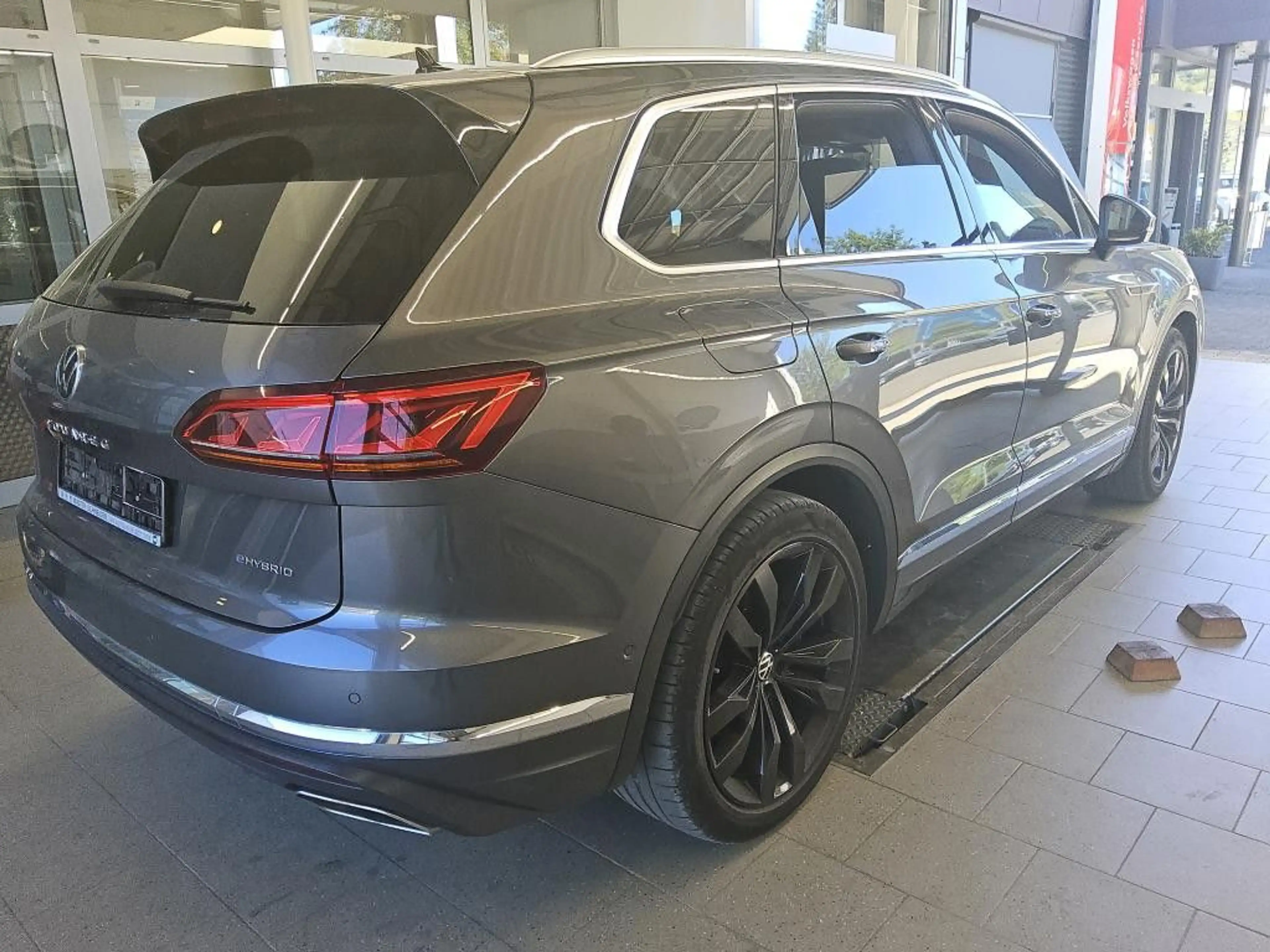 Volkswagen Touareg 3.0 V6 TSI Elegance eHybrid — photo 2