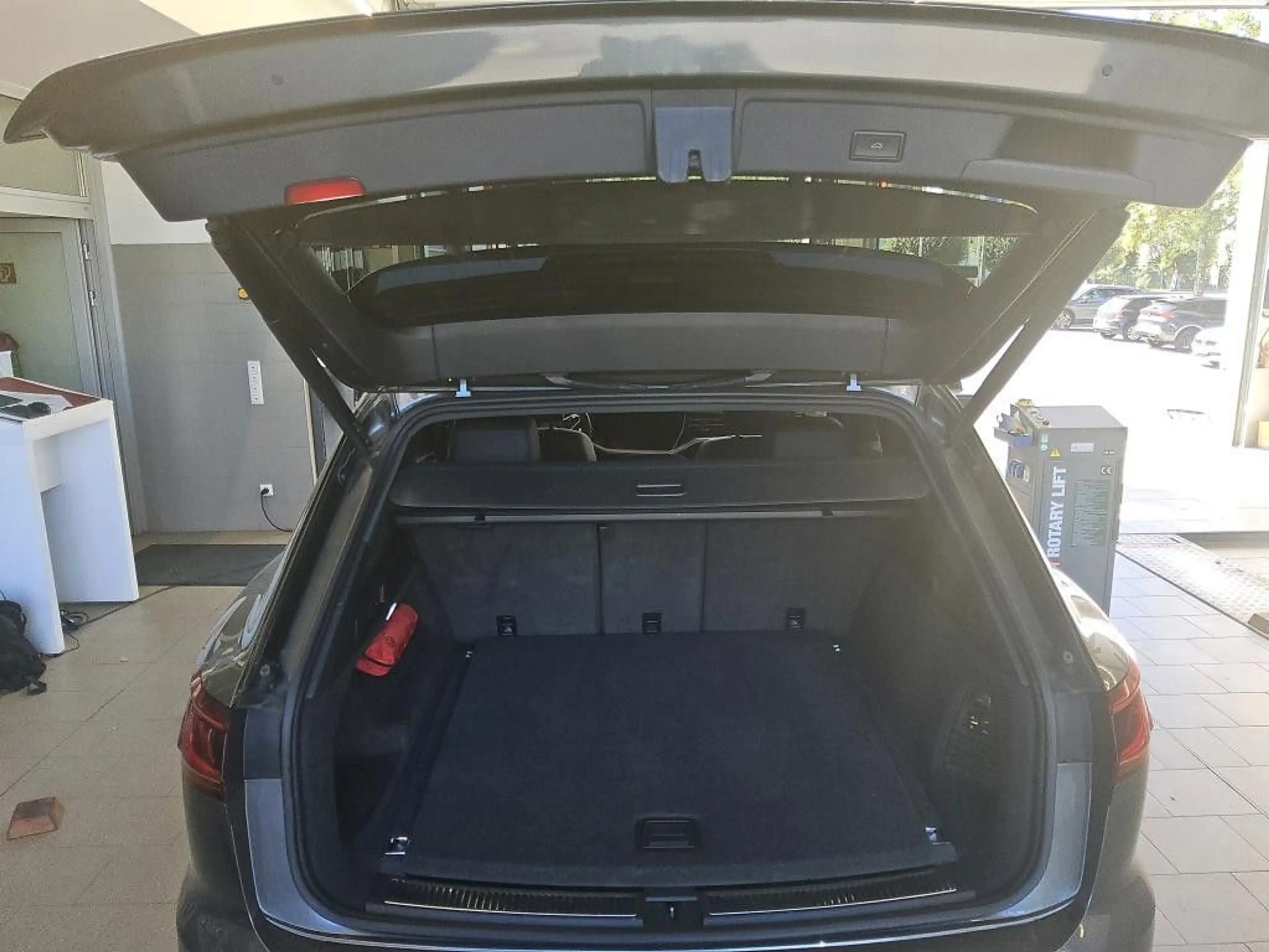Volkswagen Touareg 3.0 V6 TSI Elegance eHybrid — photo 8