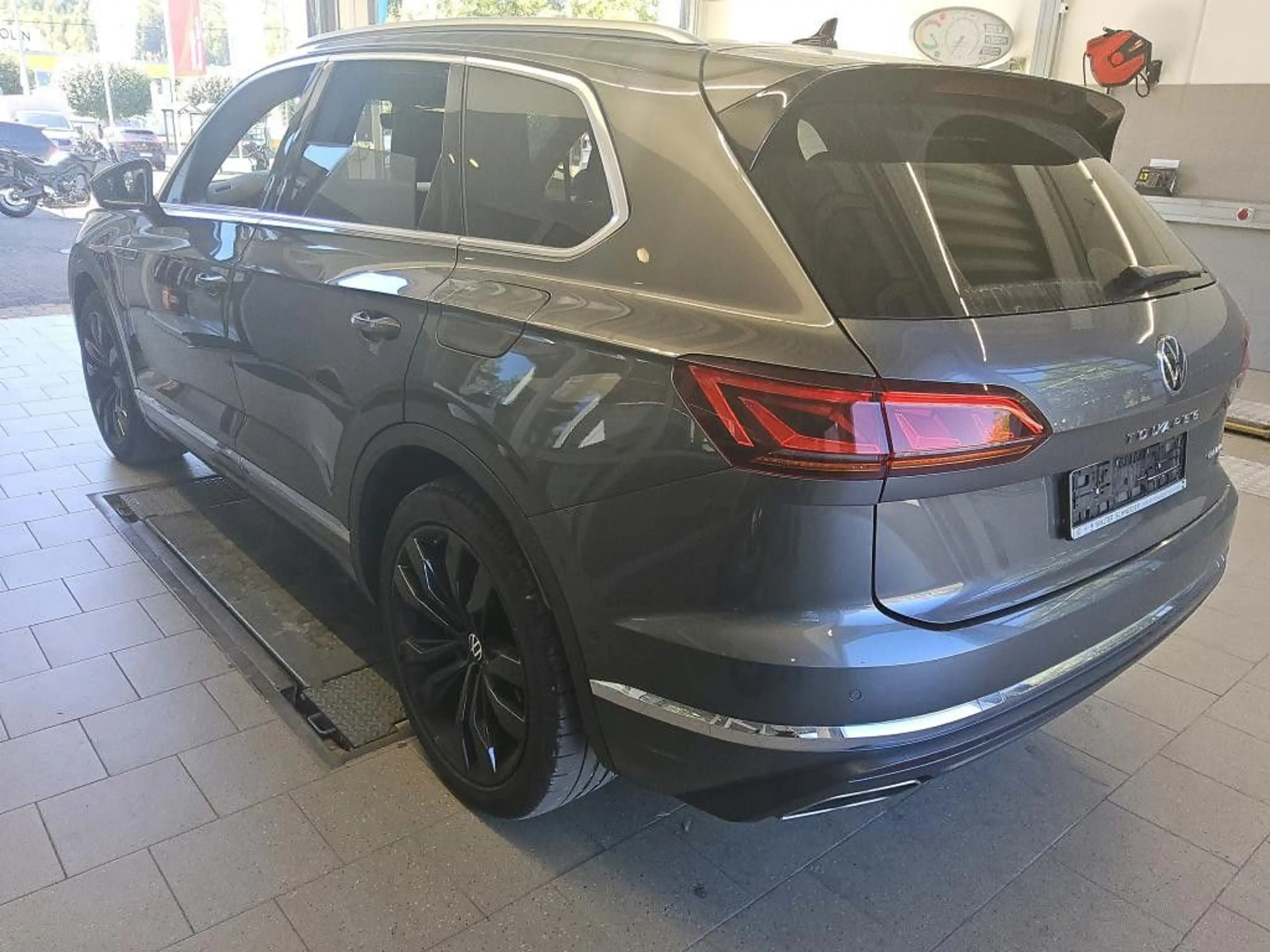 Volkswagen Touareg 3.0 V6 TSI Elegance eHybrid — photo 4