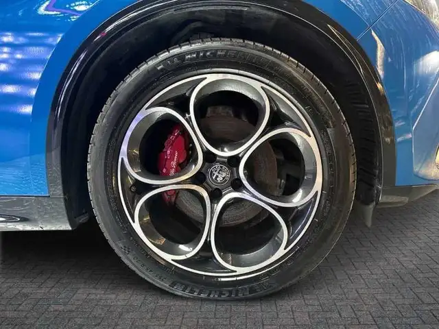 Alfa Romeo Stelvio view 8