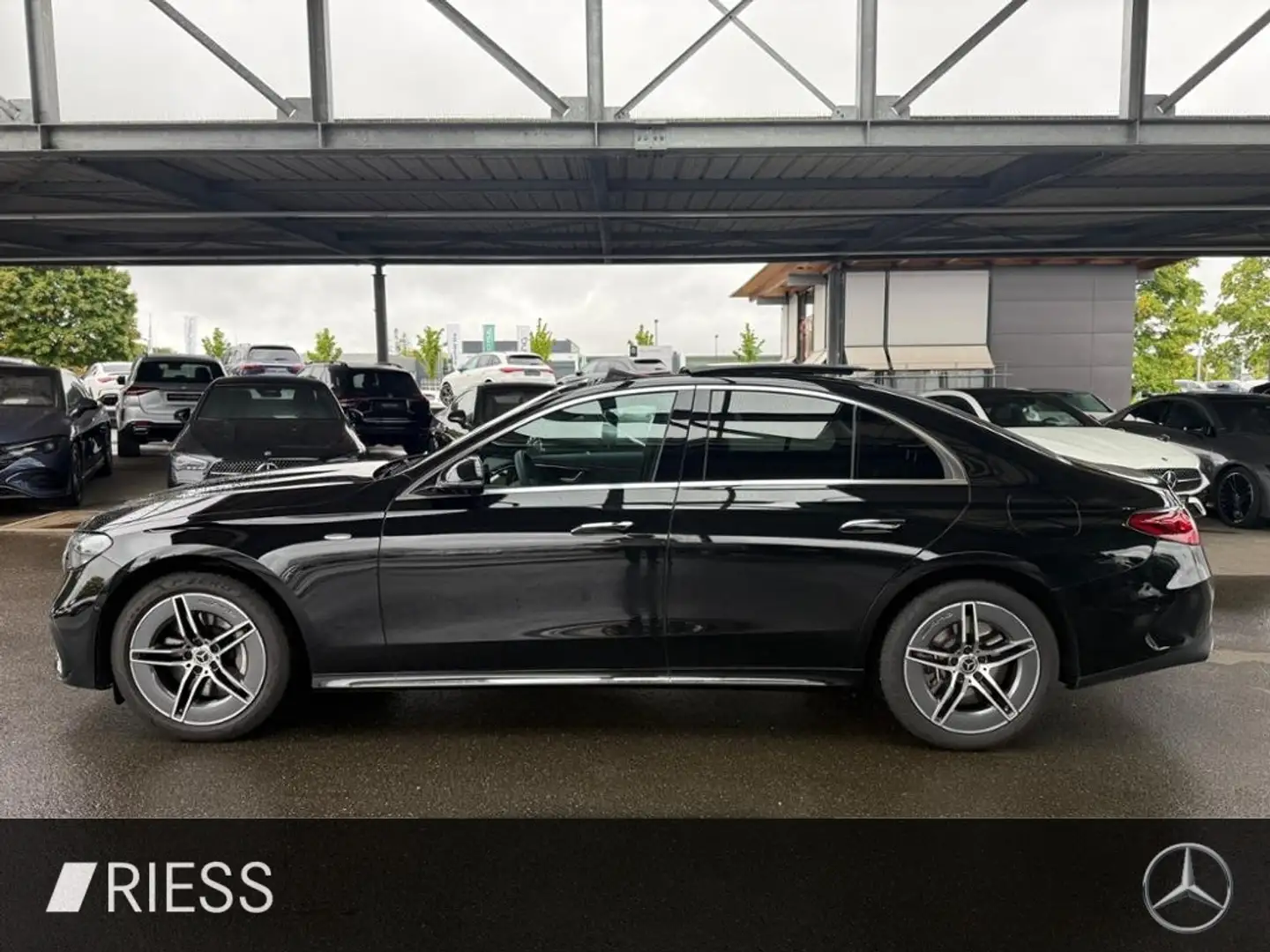Mercedes-Benz E 300 e 4MATIC Lim AMG Sport Superscreen Pano Schwarz - 2