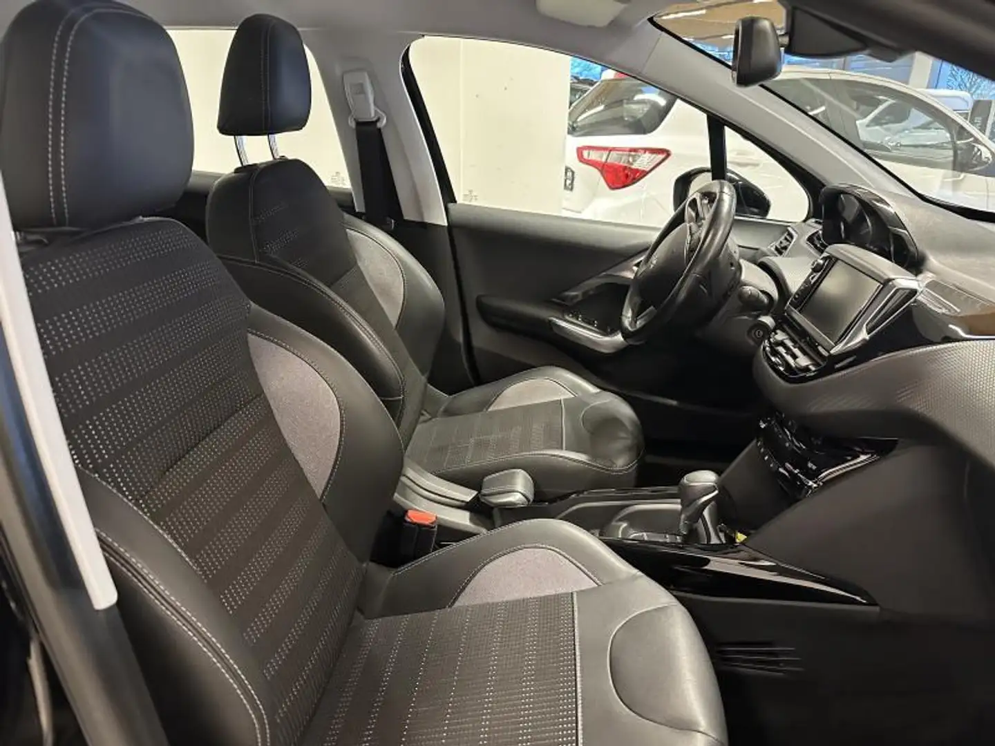 Peugeot 2008 Allure 1.2 BENZINE 110 EAT 6 Zwart - 2