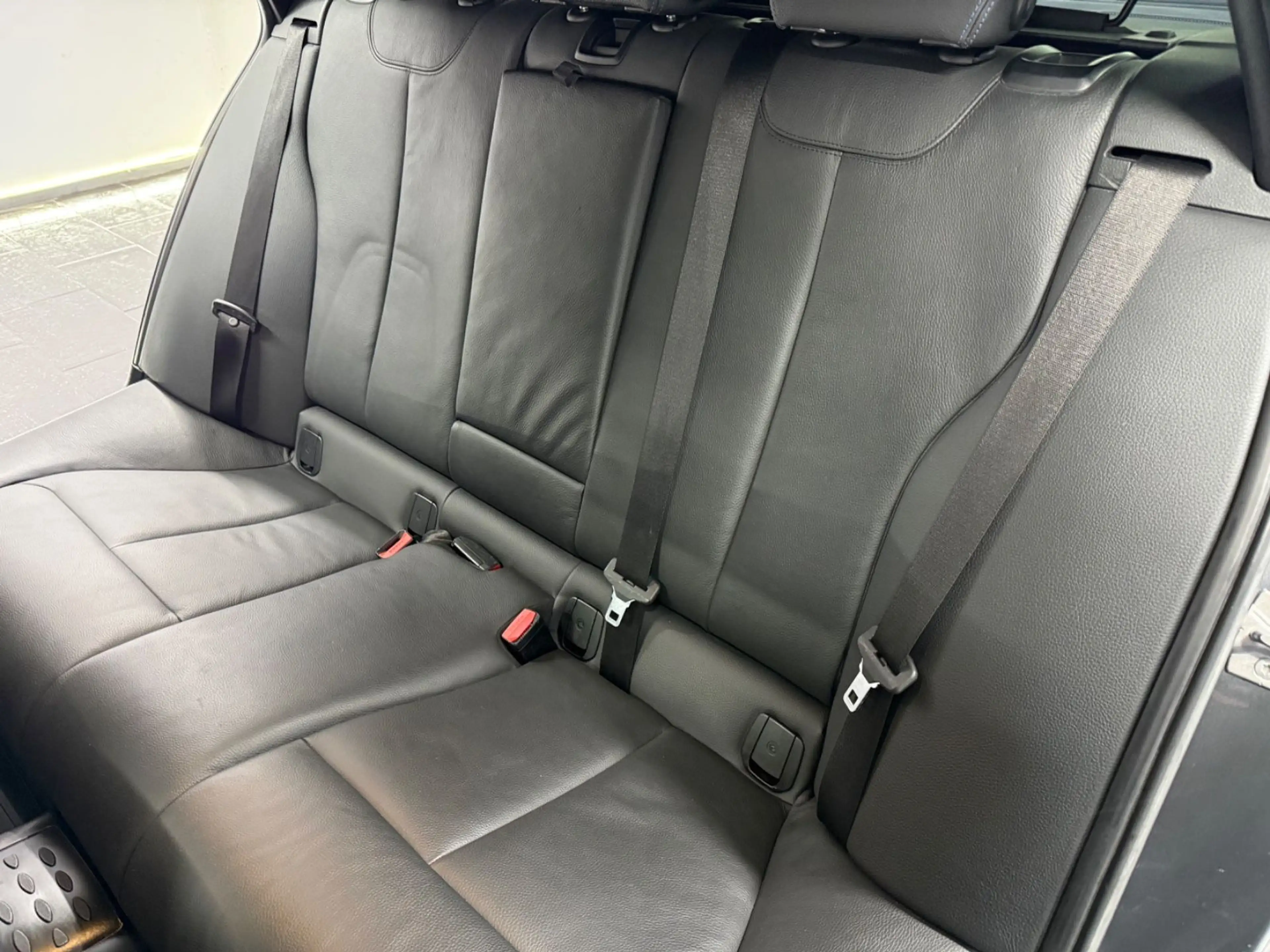 BMW 335 d Touring xDrive M Sport LEDER LED AERO SPUR — photo 11