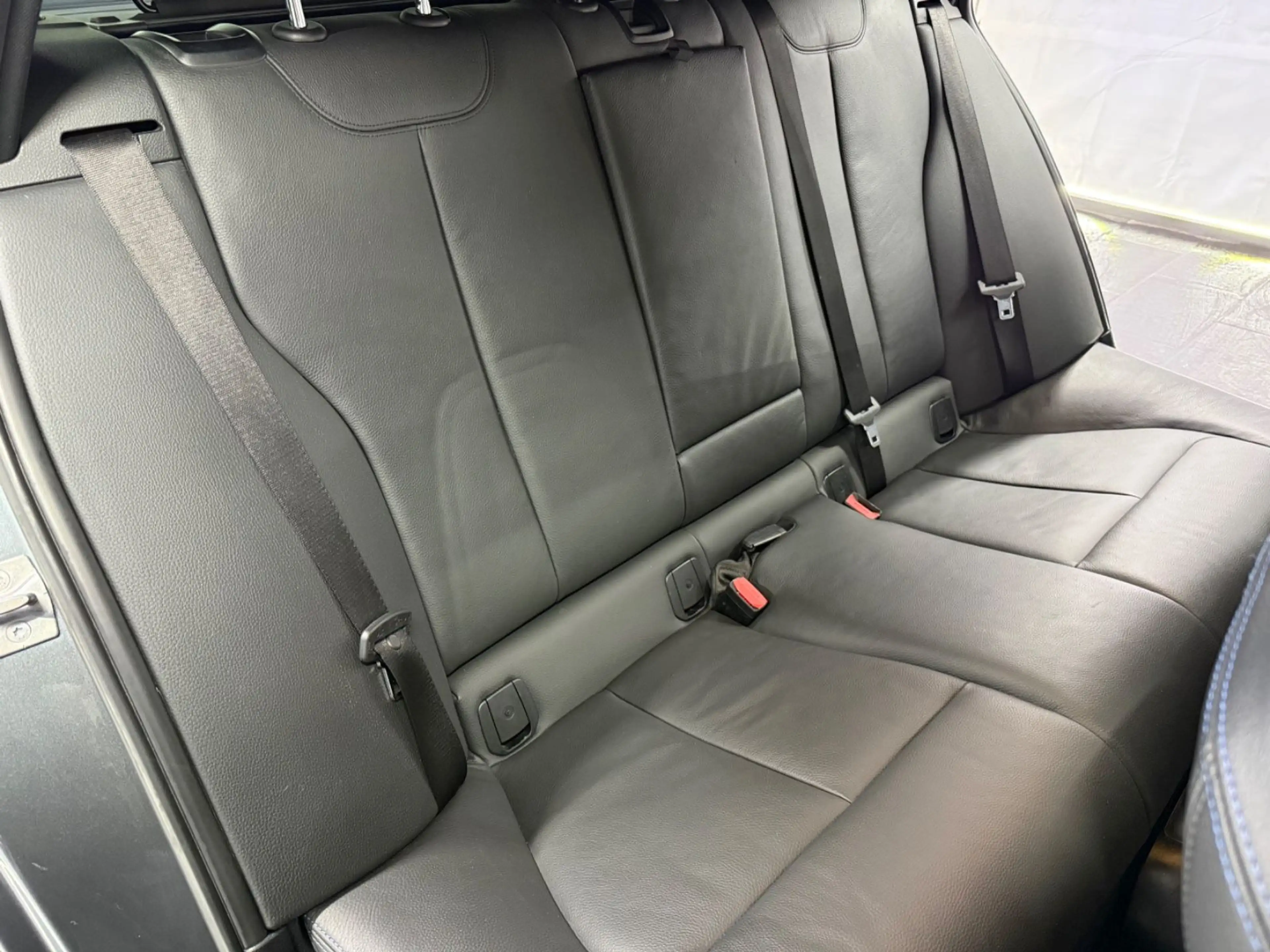 BMW 335 d Touring xDrive M Sport LEDER LED AERO SPUR — photo 15