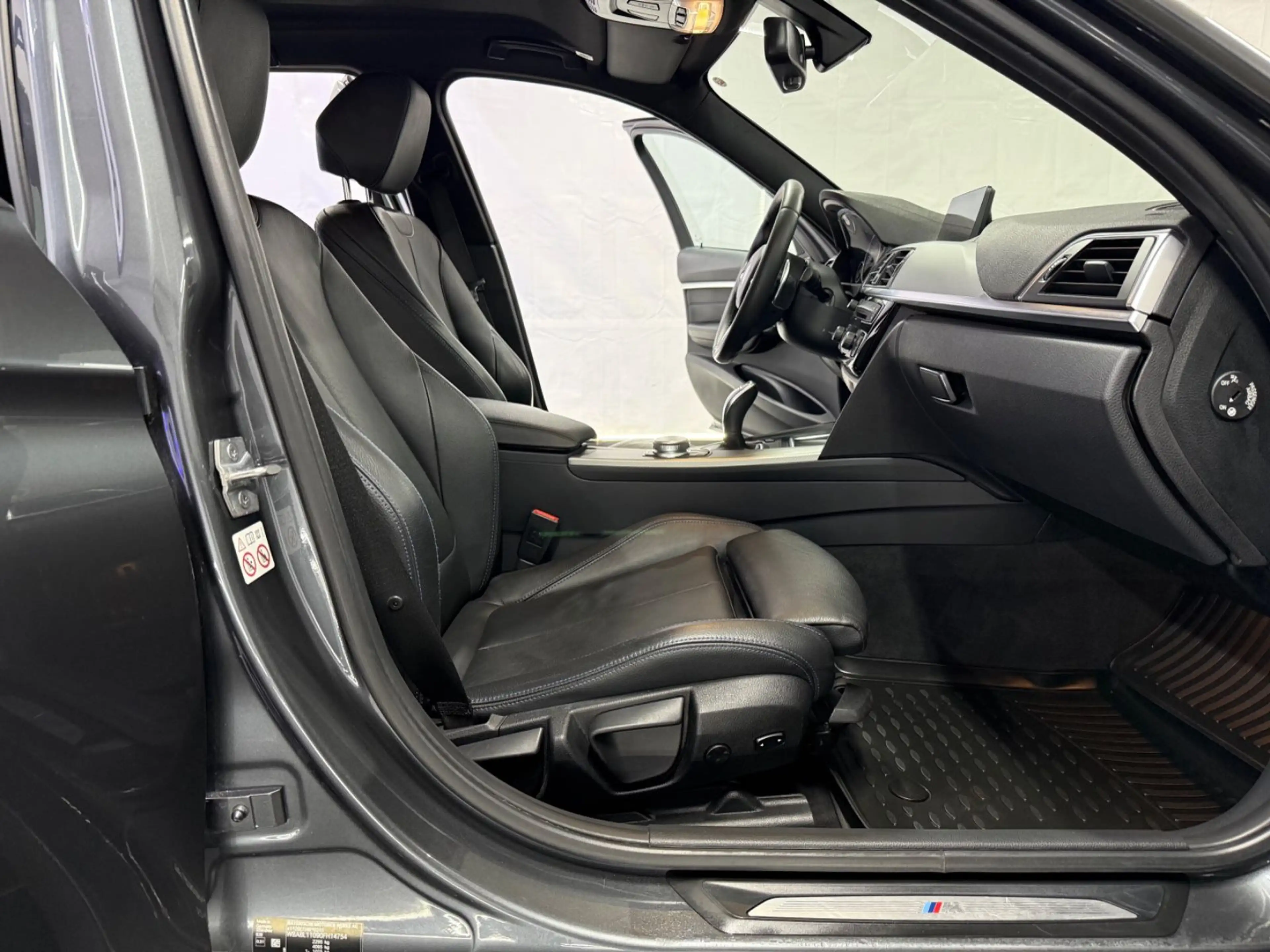 BMW 335 d Touring xDrive M Sport LEDER LED AERO SPUR — photo 12