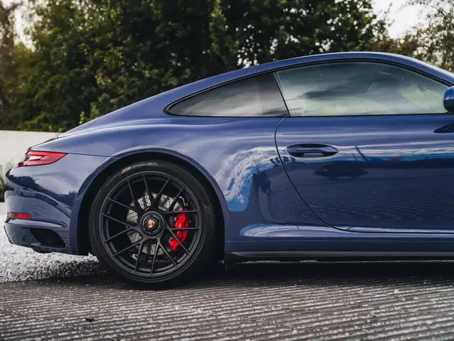 Porsche 911 view 5