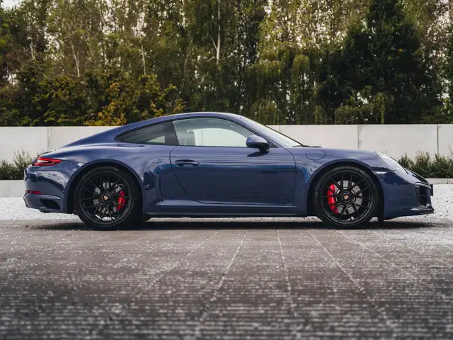 Porsche 911 view 4