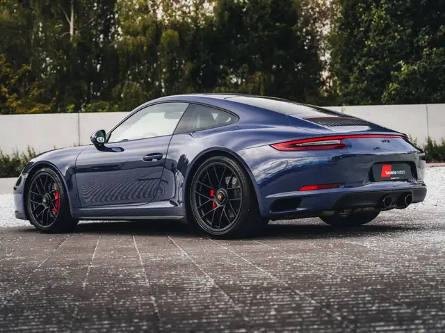 Porsche 911 view 8