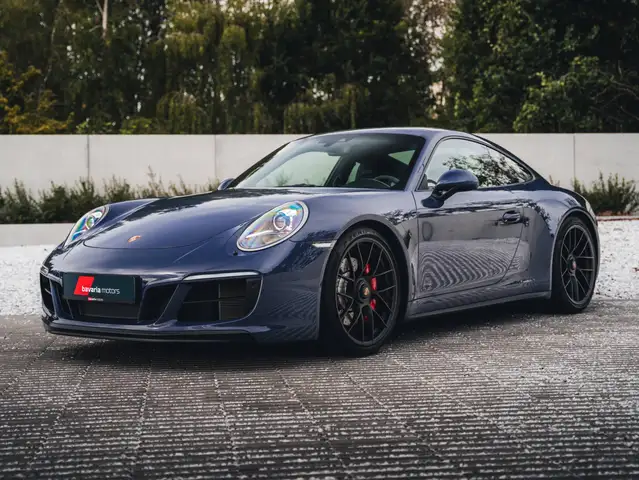 Porsche 911 view 3