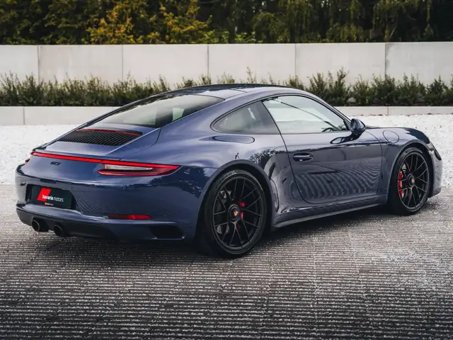 Porsche 911 view 6