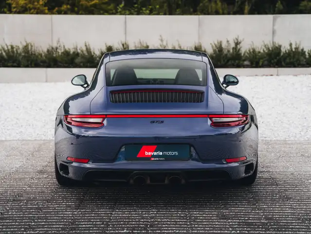 Porsche 911 view 7