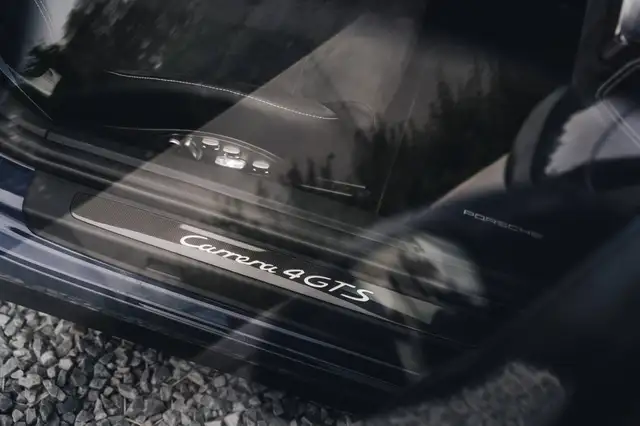 Porsche 911 view 11