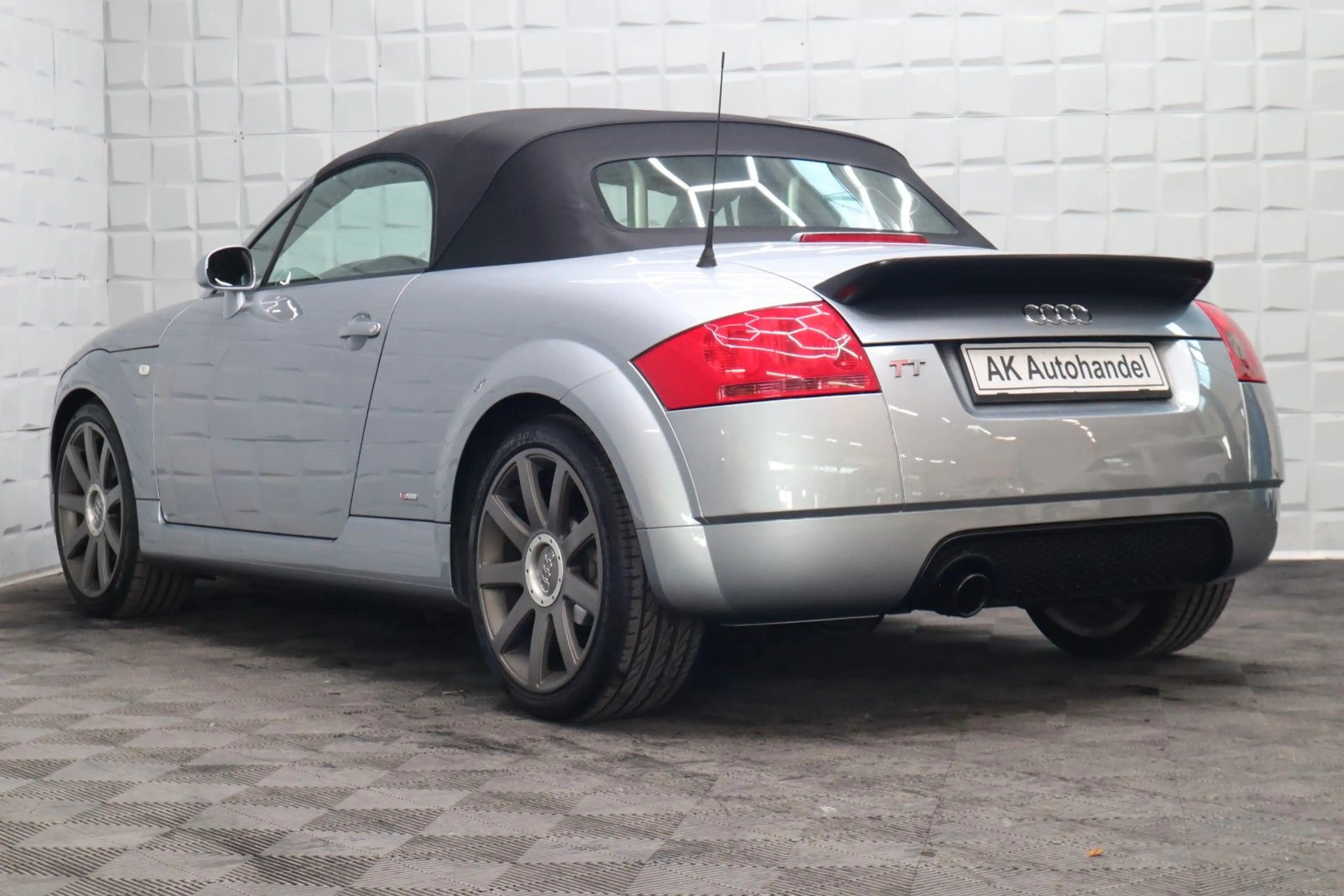 Audi TT Roadster 1.8T 132 kW S Line Rentnerfahrzeug — photo 6