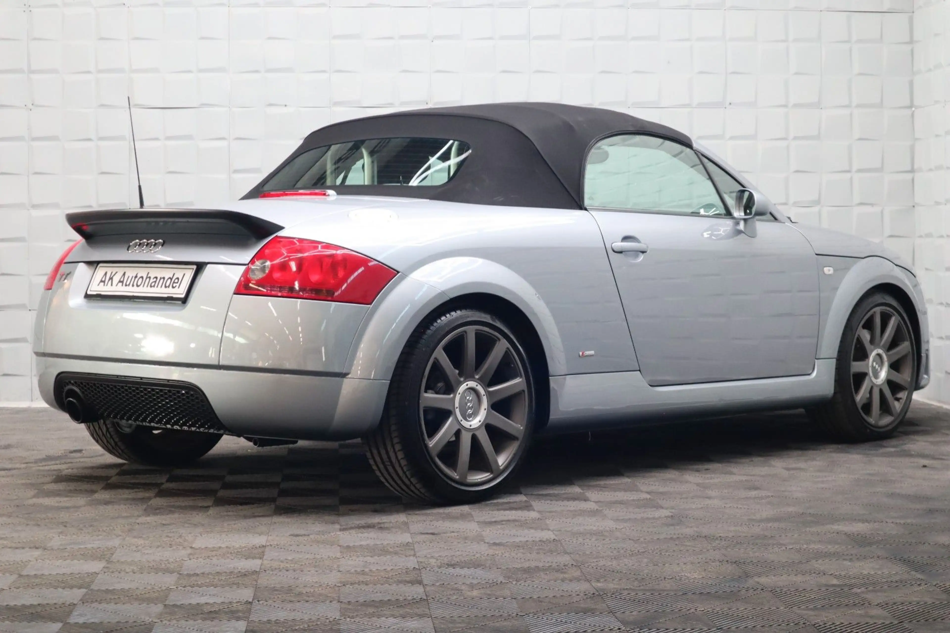 Audi TT Roadster 1.8T 132 kW S Line Rentnerfahrzeug — photo 4
