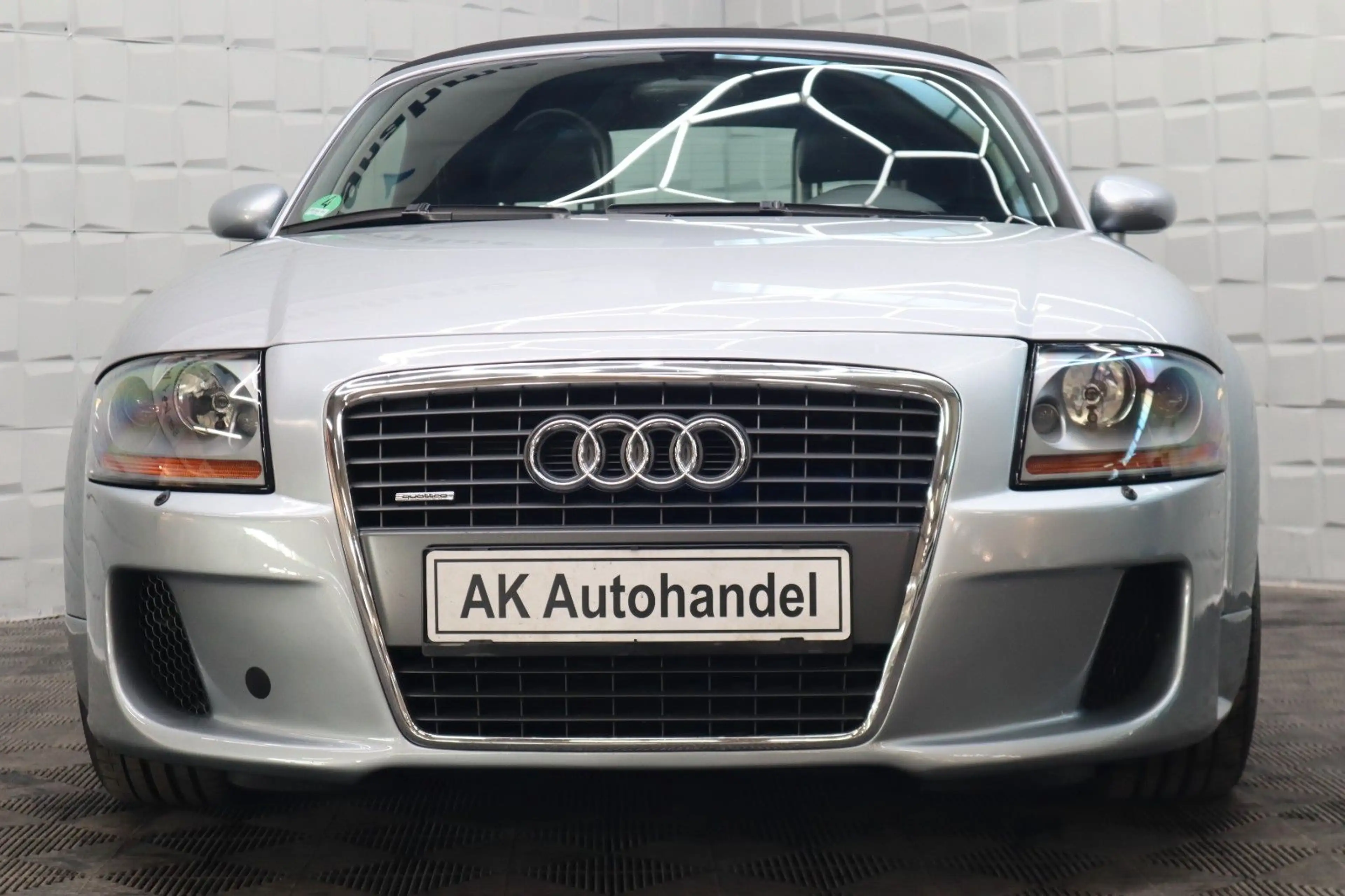 Audi TT Roadster 1.8T 132 kW S Line Rentnerfahrzeug — photo 2