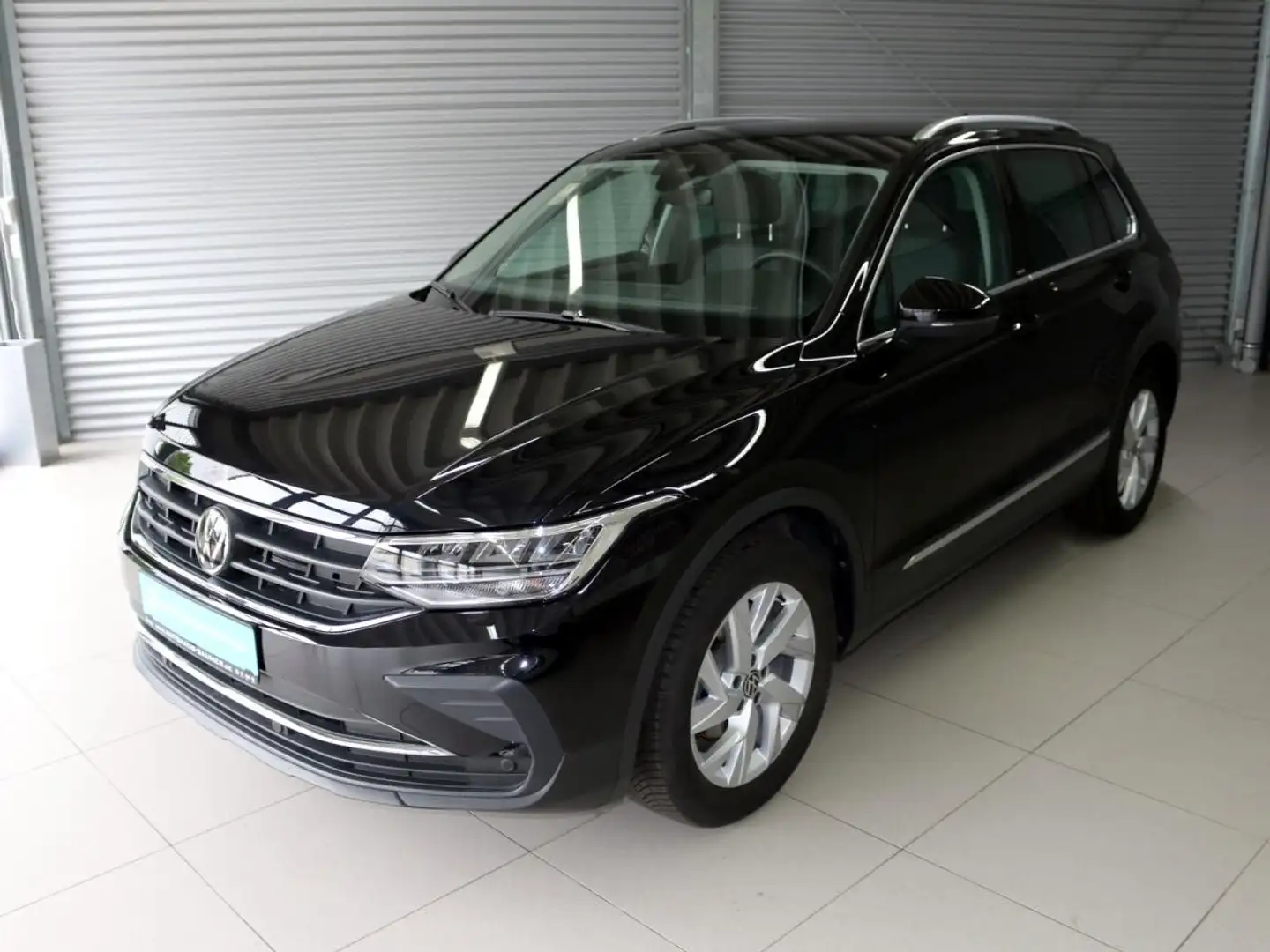 Volkswagen Tiguan MOVE 1.5 TSI AHK LED Navi PDC v+h SHZ ACC Schwarz - 2