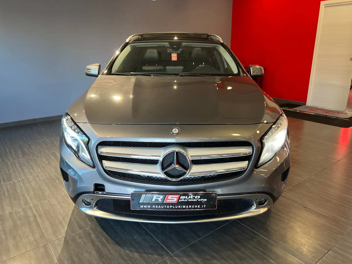 Mercedes-Benz GLA 180 GLA 180 d (cdi) Executive auto TETTO Grigio - 2