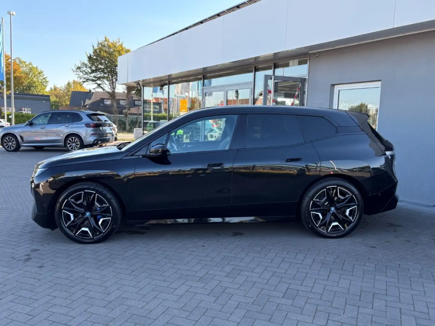 BMW iX xDrive 50 Sportpaket Pano AHK Laser Schwarz - 1