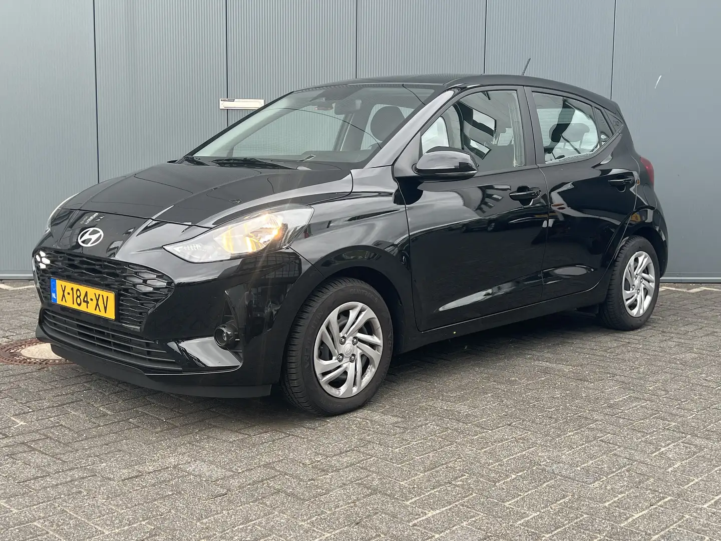 Hyundai i10 1.0 66pk Comfort 5-zits Automaat | Airco | Carplay Zwart - 1