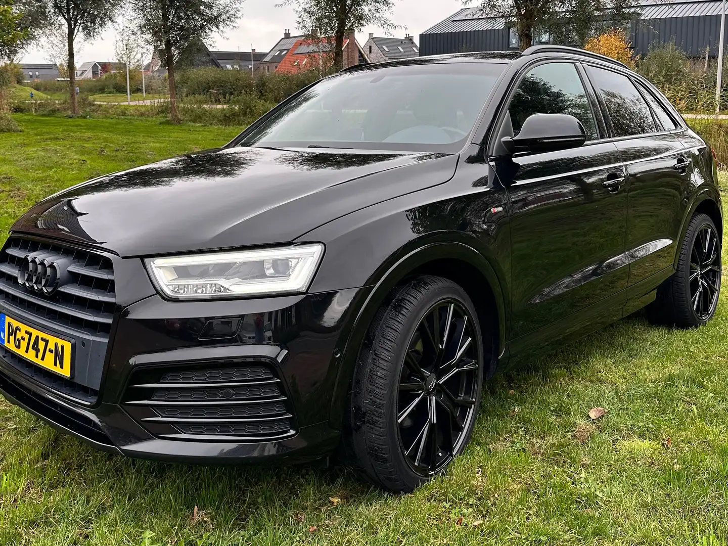 Audi Q3 Q3 1.4 TFSI CoD Sp.PL S Zwart - 1